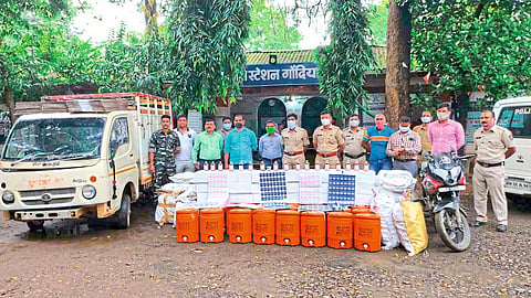गोंदिया : जप्त केलेल्या साहित्यांसह उपस्थित पोलिस अधिकारी, कर्मचारी. 