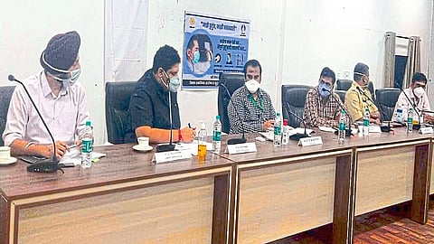 गोंदिया : बैठकीत आढावा घेताना आमदार विनोद अग्रवाल. 