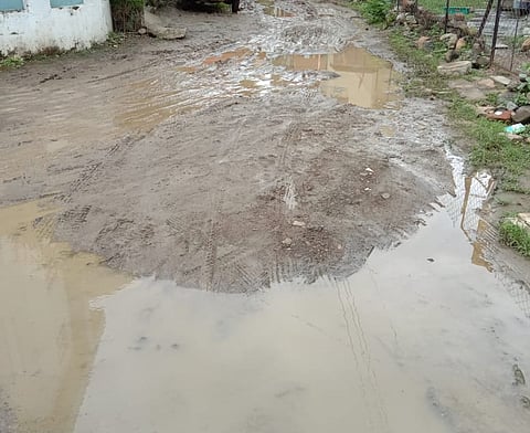 गोधनी ः होले ले-आउटमधील कच्चा रस्ता. 