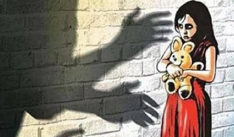 आधी तिला सॅनिटायझर पाजलं; नंतर टाॅयलेटमध्ये नेऊन केलं..  
