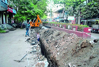 जळगाव शहरातील साडेसहाशेपैकी पाचशे किलोमीटर रस्ते खोदलेले 