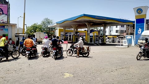 जालना : पेट्रोल पंपाच्या बाहेर दुचाकीस्वारांनी केलेली गर्दी. 