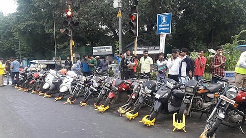 तासाभरात 30 दुचाकींना जॅमर 