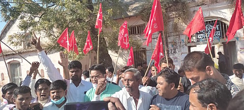 Akola News: Intense agitation on behalf of Elgar Association and Kisan Sabha, celebrating Holi of Farmers MLA