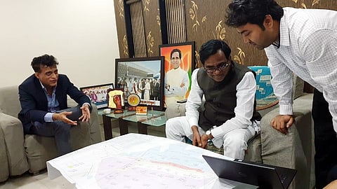 जालना : दरेगाव येथील ड्रायपोर्ट प्रकल्पाला माहिती घेताना केंद्रीय राज्यमंत्री रावसाहेब दानवे. सोबत "जेएनपीटी'चे अध्यक्ष संजय सेठी व अन्य. 