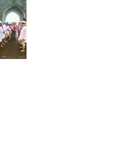 This is how the procession of Jyotiba took place, the presence of eleven villagers, the devotees were denied permission.