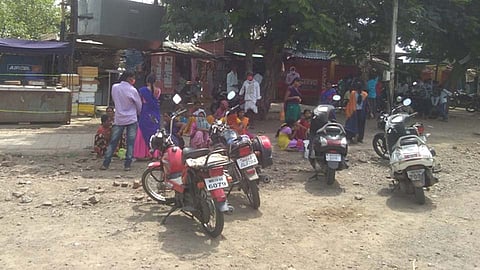 पेंटरांच्या कामाला कोरोनाचा बेरंग; कामासाठी जुनी सांगवीतील मजूर अड्ड्यावर होतेय गर्दी