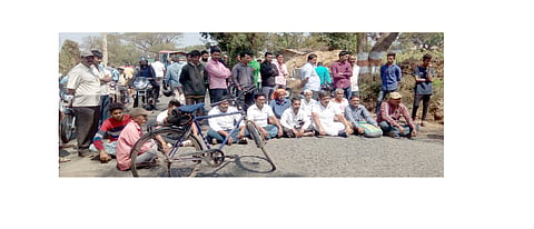 Shivsena Stop the way For Kalbhairy Road Kolhapur Marathi News