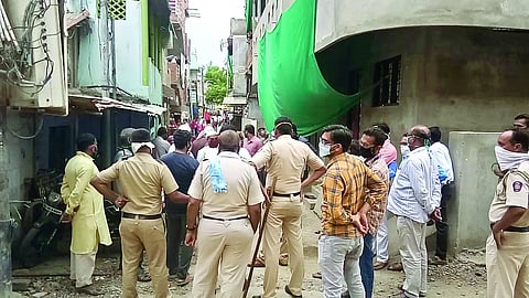 कामठी  :  परिसरात रूग्ण आढळल्यानंतर परिसर सील करताना पोलिस. 