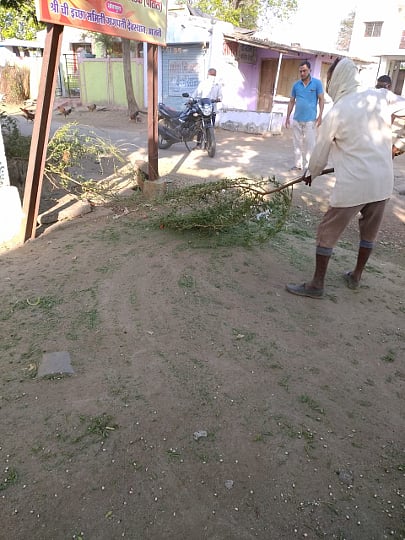 कामठी:  समाजकंटकांनी रस्त्यावर टाकलेल्या काटया उचलताना ग्रामस्थ. 