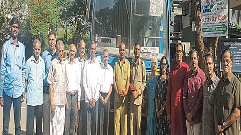परमहंसनगरने केला बसचा वाढदिवस साजरा 