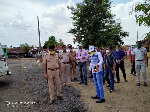  केळवद: कोरोनाबाधित आढळल्यानंतर परिसराची पाहणी करताना पोलिस व अधिकारी.