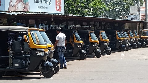 khadaki bus stop.jpg