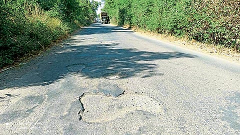 पुसेगाव-वडूज रस्त्याची बिकट अवस्था; खड्ड्यांतून मार्ग काढताना करावी लागतीय कसरत