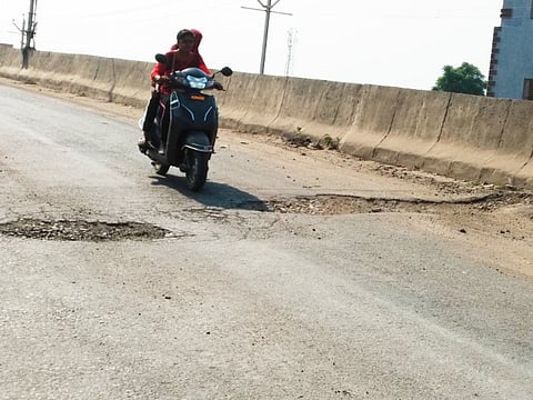 खापरखेडा ः उड्‌डाणपुलावर अजूनही कायम असलेले जीवघेणे खड्डे. 
