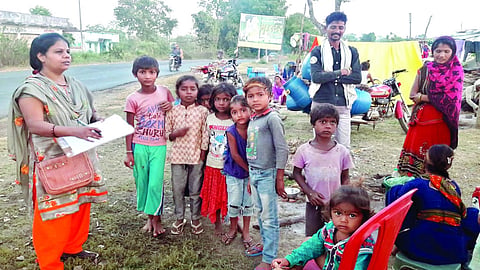 मुंडीकोटा : ठाणा येथे रस्त्याच्या कडेला पाल ताणून असलेल्या कुटुंबीयांची भेट घेऊन त्यांच्या मुलांना शिक्षणाच्या प्रवाहात आणण्यासाठी माहिती देताना बालरक्षकच्या जिल्हा समन्वयक कुलदीपिका बोरकर. 