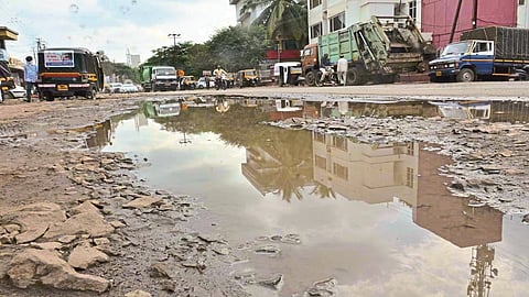 Mirajkar's health is in danger due to sewage on the road
