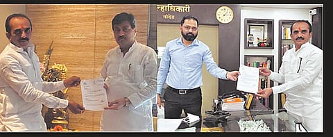 आमदार मोहन हंबर्डे यांनी विकासनिधीचे पत्र पालकमंत्री अशोक चव्हाण ऱ्यांना दिले. 