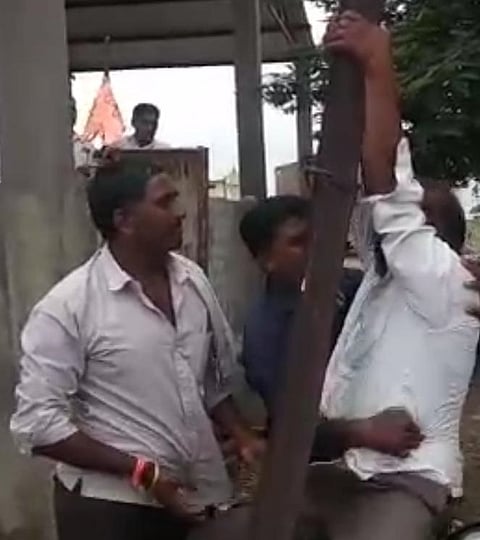 शिऊर (ता. वैजापूर) ः बाजार समितीच्या उपकेंद्रात मुगाला कमी दर मिळत असल्याने संतप्त शेतकऱ्याने वीज खांबावर चढून आत्महत्येचा प्रयत्न केला. 