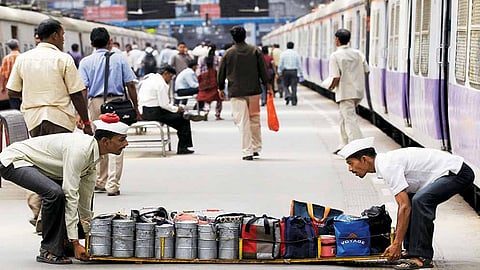 रेल्वे म्हणते, जीआरच नाही! डबेवाल्यांच्या लोकल प्रवासाचा हिरमोड 