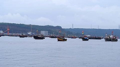 other state boat return from destination from ratnagiri beach 50 percent fisherman start for fishing
