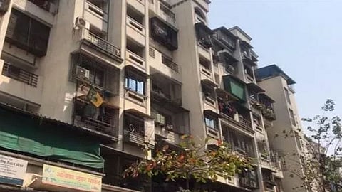 दोन महिन्यांपूर्वीच त्या कुटुंबानं सगळं संपवलं होतं, घरमालक भाडं घ्यायला आले तेंव्हा सगळं समजलं...