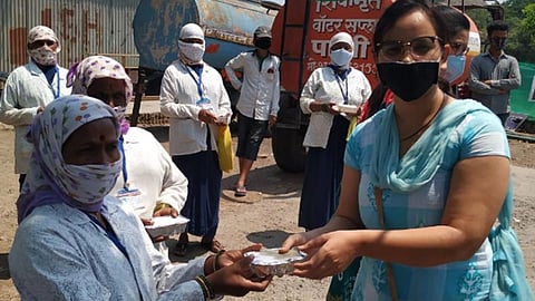 Coronavirus : नोकरदार महिला मजुरांच्या जेवणासाठी पुढे सरसावल्या