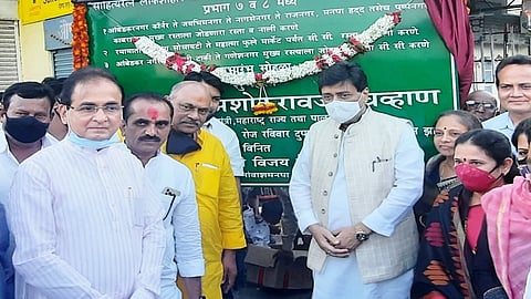 नांदेड - महापालिकेतर्फे नागरी वस्ती सुधार योजनेतंर्गत शहरातील विकासकामांचा शुभारंभ रविवारी पालकमंत्री अशोक चव्हाण यांच्या हस्ते करण्यात आला. 