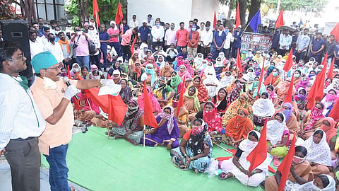 नांदेड - महापालिकेतील विविध प्रलंबित मागण्यासाठी सोमवारी कामगार, कर्मचारी संघटनेतर्फे द्वारसभा घेण्यात आली. 