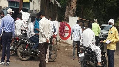 नांदेड - सार्वजनिक ठिकाणी मास्कचा वापर न करणाऱ्यांवर शुक्रवारी नांदेड महापालिकेच्या पथकाने कारवाई करण्यास सुरूवात केली. 