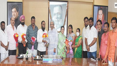नांदेड - महापालिका स्थायी समितीच्या आठ सदस्यांची निवड झाल्यानंतर महापौर मोहिनी येवनकर यांनी स्वागत केले. 