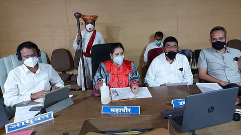 नांदेड - महापालिकेत सोमवारी महापौर मोहिनी येवनकर यांच्या अध्यक्षतेखाली पहिली आॅनलाइन सभा झाली. 