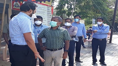 नांदेड - विभागीय आयुक्त सुनील केंद्रेकर यांनी नांदेड शहरातील कोविड चाचणी व लसीकरण केंद्राला बुधवारी भेट देऊन पाहणी केली. 