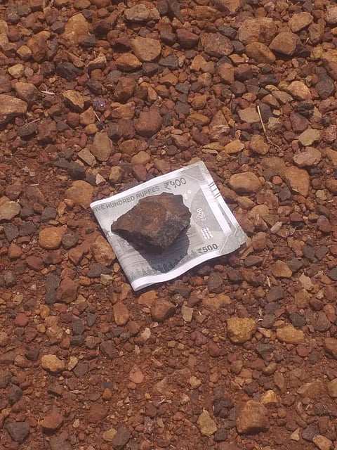  the five hundred note on road near Habbanhatti