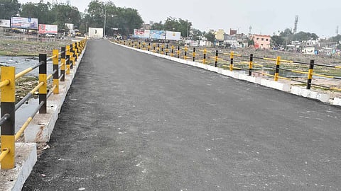 धुळ्यात आता लहान पूल वाहतुकीसाठी खुला 