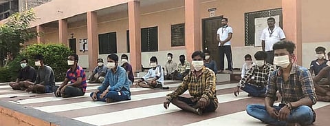 परंडा : येथील रा. गे. शिंदे महाविद्यालयातील निवारागृहातील नागरिकांना देण्यात येत असलेले योगाचे प्रशिक्षण. 