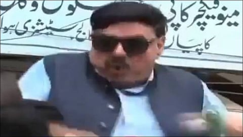 getting electric shock after pakistani minister taking pm modis name