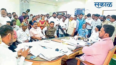 sadabhau khot and gopichand padalkar questioning to deputy collector in snagli
