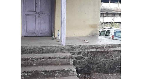 The veterinary hospital in Pali became a place for Alcoholic drinkers
