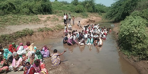 Akola News: Villagers abstain from food for the bridge