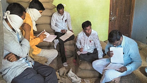 पिंपळगाव रेणुकाई : येथील स्वस्त धान्य दुकानाचा पंचनामा करताना तलाठी काळे, पोलिसपाटील गजेंद्र निकम आदी. 