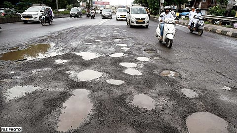 पहिल्याच पावसातच मुंबई खड्ड्यात, पहिल्याच दिवशी खड्ड्यांबाबत आल्यात इतक्या तक्रारी..