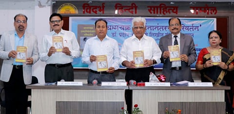 नागपूर : प्रा. प्रदीप आगलावे यांच्या "धम्मचक्र प्रवर्तनानंतरचे परिवर्तन' ग्रंथाचे प्रकाशन करताना प्रा. अशोक गोडघाटे, डॉ. प्रकाश खरात, प्रा. अशोक गायकवाड व डॉ. सरोज आगलावे.