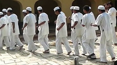 गर्दी कमी करण्यासाठी कैद्यांना पॅरोल देणार 
