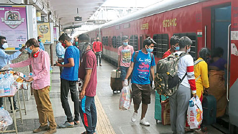 प्रवाशांच्या गर्दीने रेल्वे स्थानक पुन्हा गजबजले 