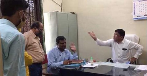 रामटेकःतहसील कार्यालयातील अधिकाऱ्यांची कानउघाडणी करताना आमदार जयस्वाल. 