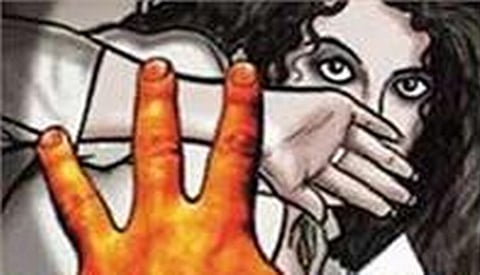 नशेचे द्रावण पाजून चौघांकडून  युवतीवर अतिप्रसंगाचा प्रयत्न 