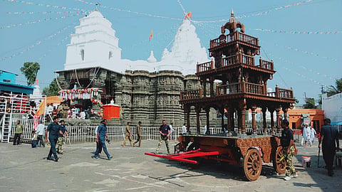 औंढा नागनाथ ः नागनाथ मंदिरात होणाऱ्या रथोत्‍सवाच्या कार्यक्रमात सजविण्यात आलेला रथ.