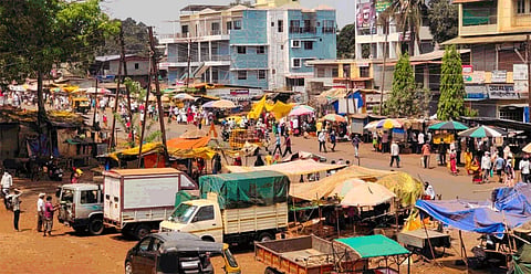 police lathi charge on lanja bhaji market people