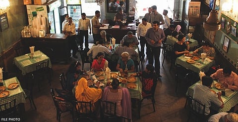 कोरोना नियमांचा बट्ट्याबोळ ; मध्यरात्री उशीरापर्यंत मुंबईतील उपहार गृहे, बार हाउसफुल्ल  